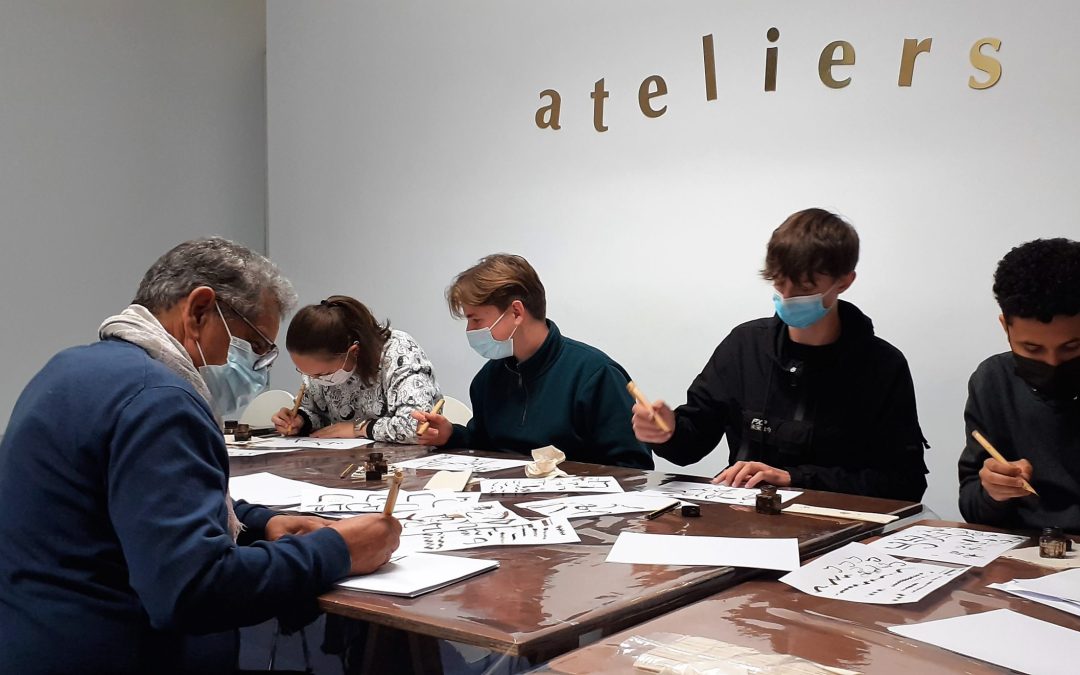 Rencontre-atelier avec l’artiste calligraphe Abdallah AKAR au musée Hiéron à Paray-le-Monial, seul et unique musée d’art sacré en France.