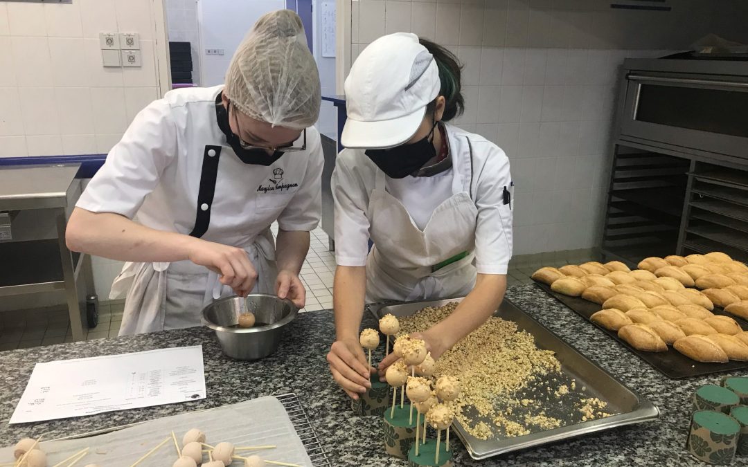 Mise en place de la crèche et du sapin de Noël au lycée